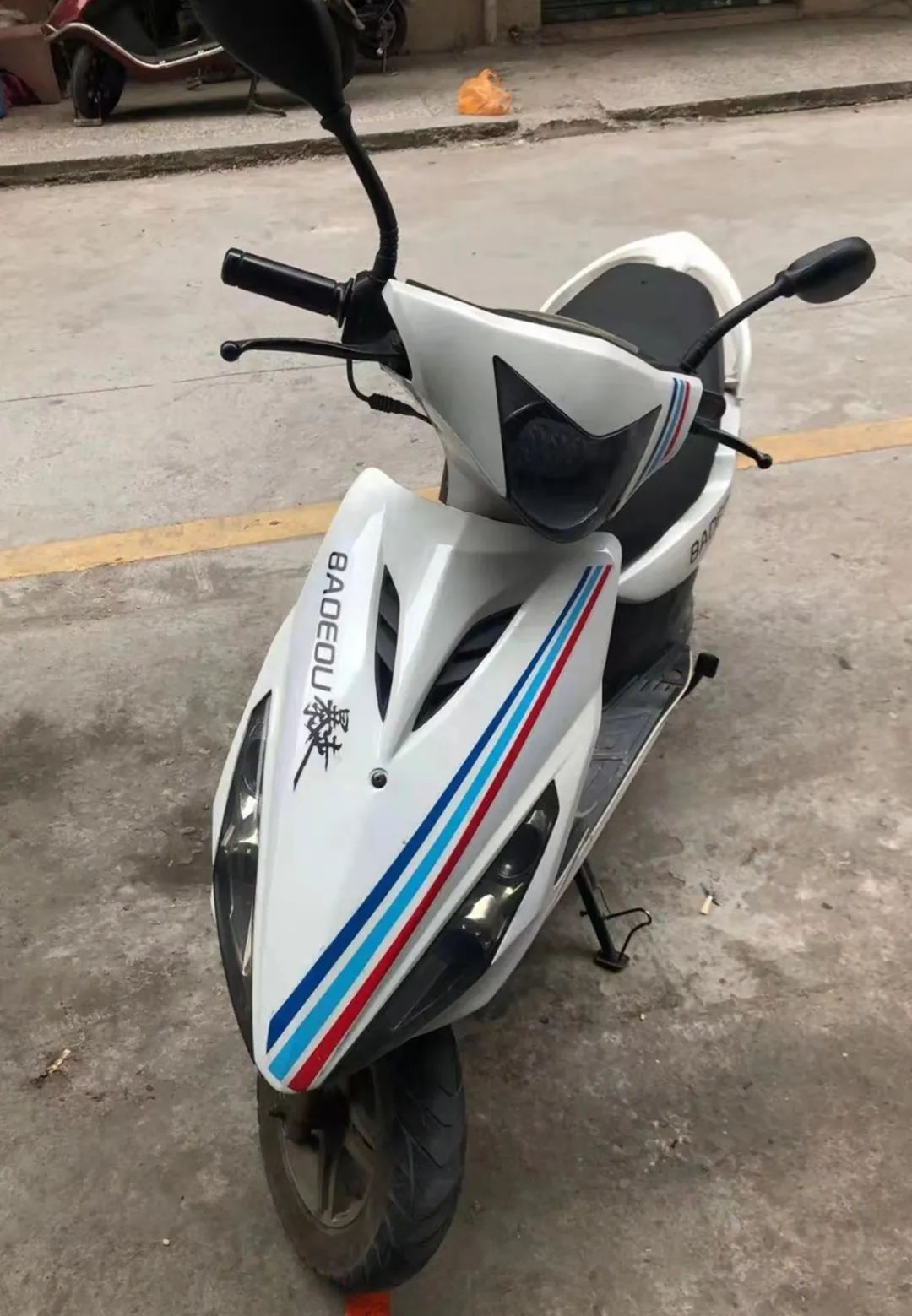 昨晚我梦到我的摩托车被偷了，当我去追时却有人怀疑是同伙故意阻拦