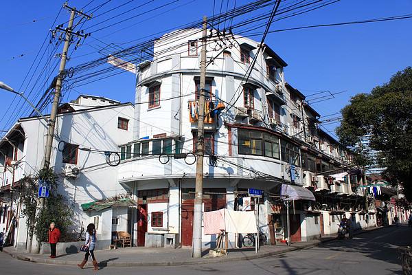 梦境中的温柔邂逅，三至四岁小女孩与手中的玉