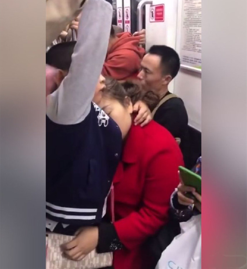 梦境中的深情拥抱，解析梦到有一个女子不顾家人反对来抱我的寓意