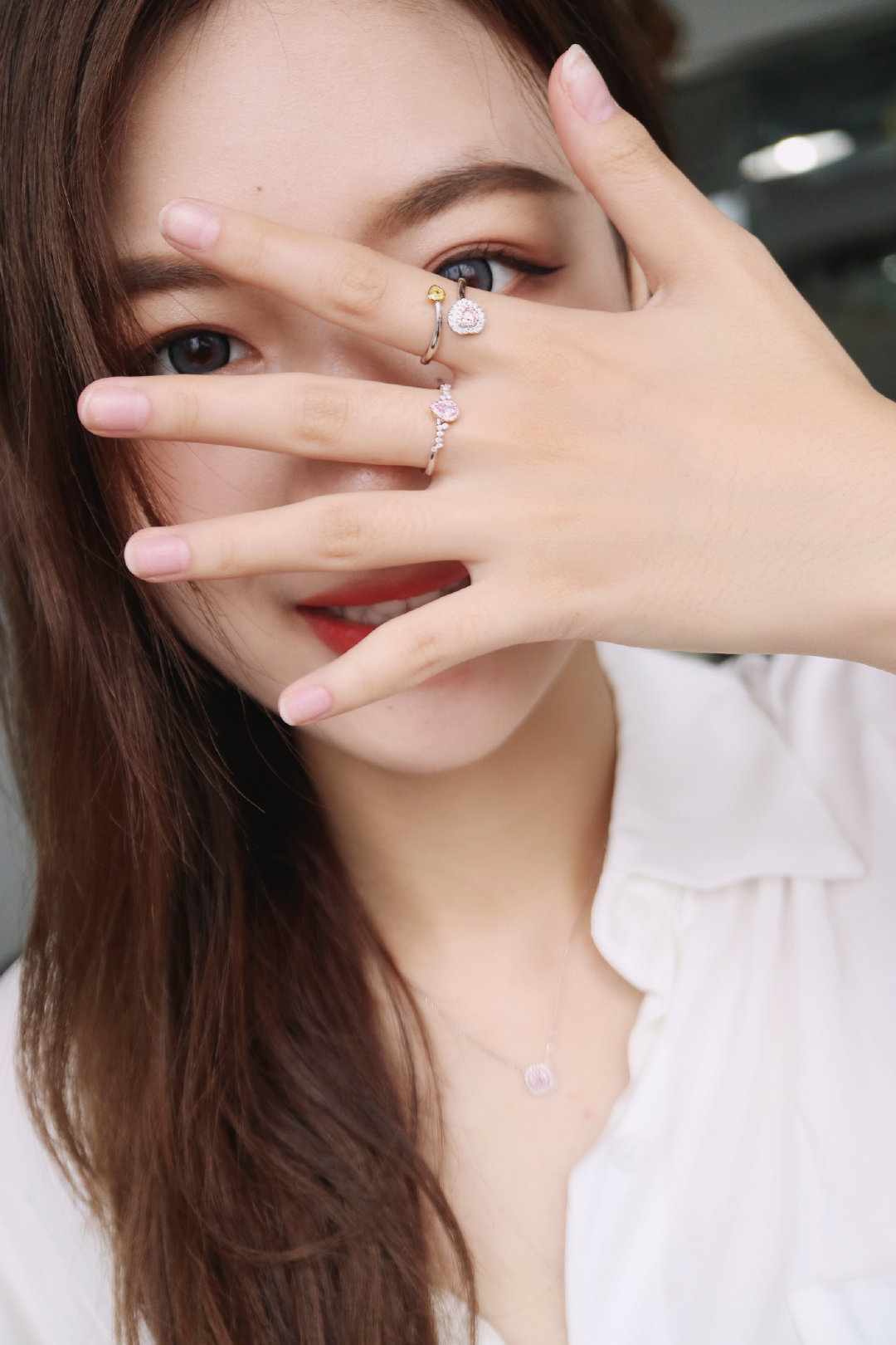 梦境的迷雾，解析梦见老公穿新衣服，手上戴戒指，说自己在外面有女人了的深层含义