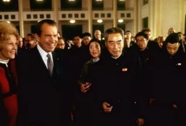 梦回彼岸，解读梦见死去的人送水果来的深层含义