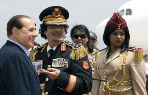 枪林弹雨中的逃亡与新生，梦境中的墓地与心理解析