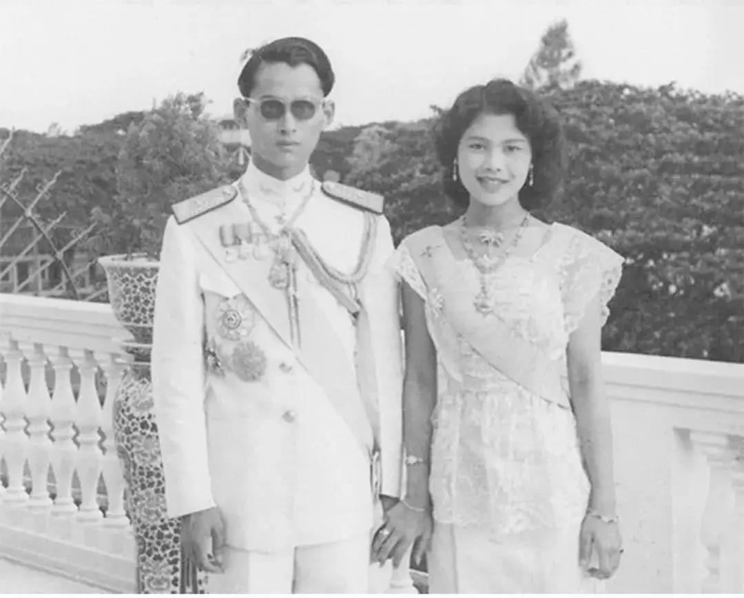 梦回故人，解读梦见给故去的父亲带孝的深层含义