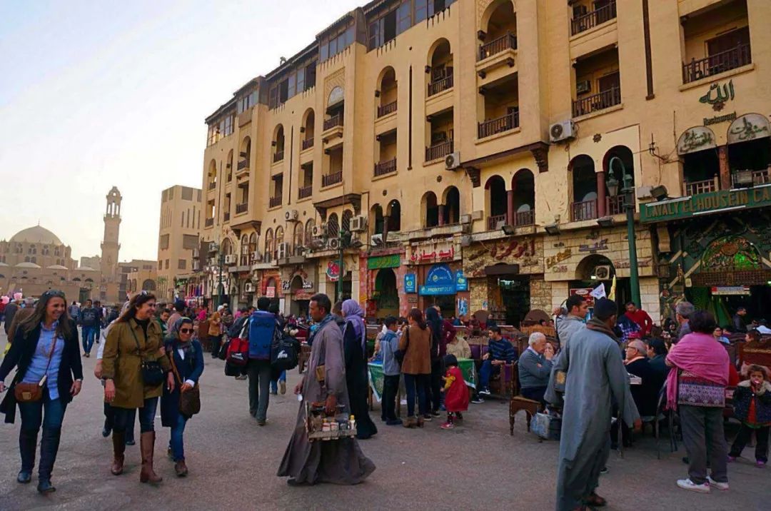 周公解梦，女性梦见捡金子，寓意财富与好运的预兆