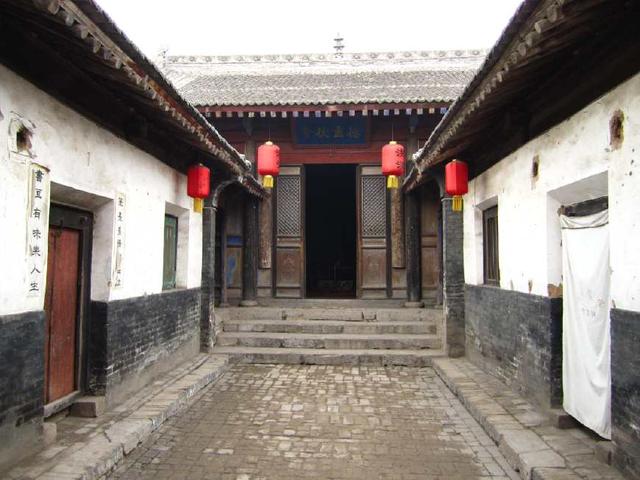 做梦梦见很穷住破房子，解读梦境背后的深层含义