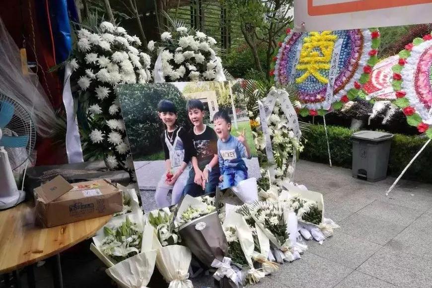 梦境解析，梦到妹妹从楼上掉下去受伤了——周公解梦的深层含义