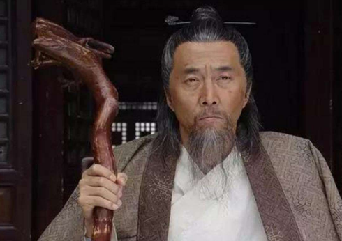 梦见自己掉下悬崖，进退两难的梦境解析与心理暗示