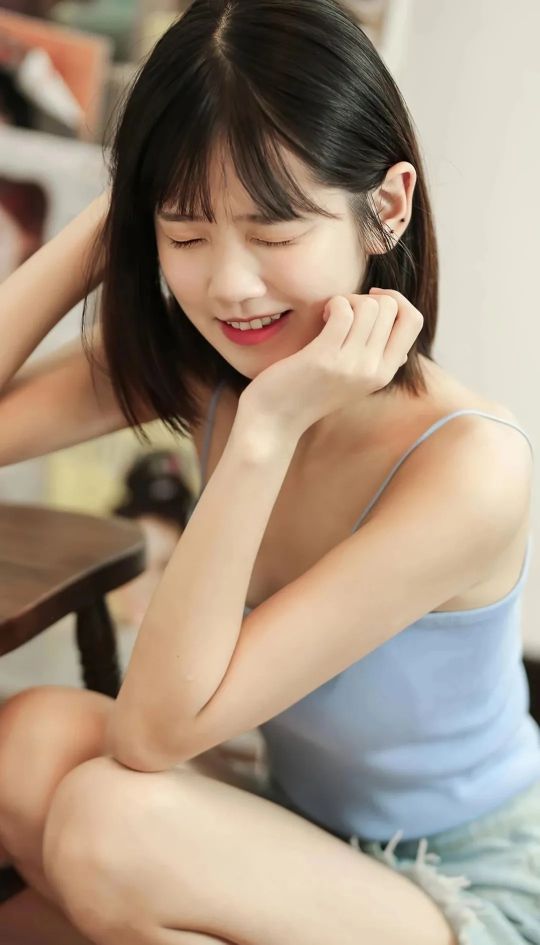 体育老师叫渺渺抓单杠光阴不能掉 因不擦黑板被老师c了一节课