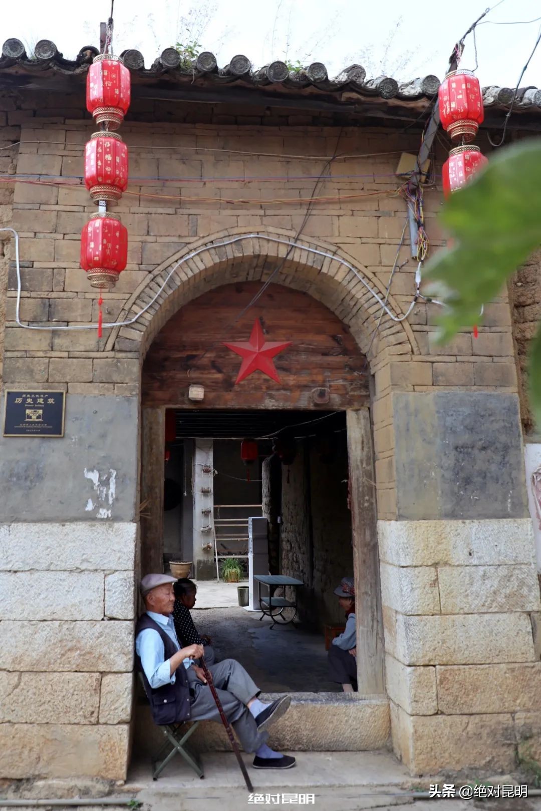 梦境预警，家门洞开，小偷窥视——解析梦境中的警示与自我防护