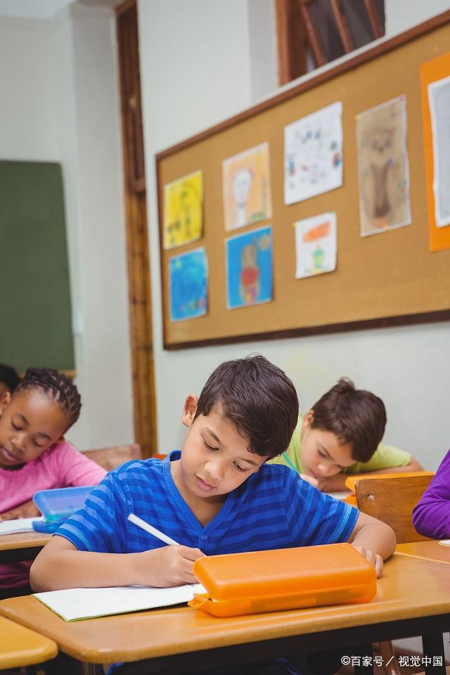 梦境迷雾，解读梦到我家门口站着个小男孩非喊我妈妈的深层含义