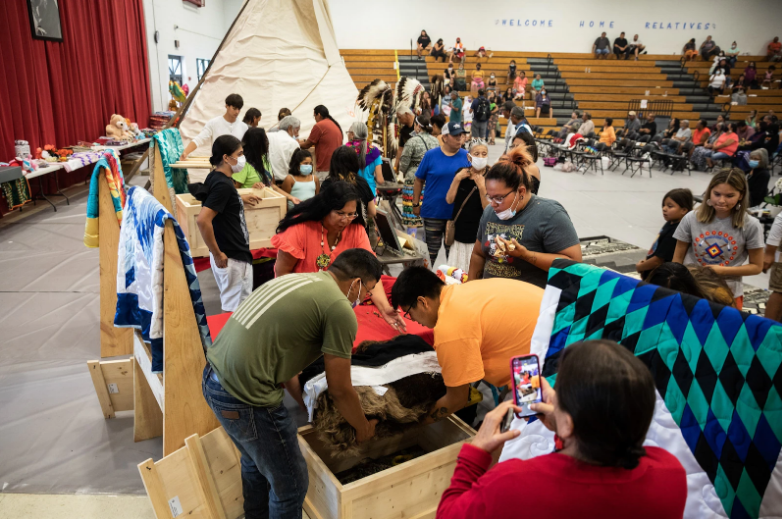 梦境中的哀伤与重生，解析梦到亲属死了棺材跑回来了的深层含义