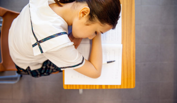 梦见自己没有穿鞋后来有人拿鞋给我穿