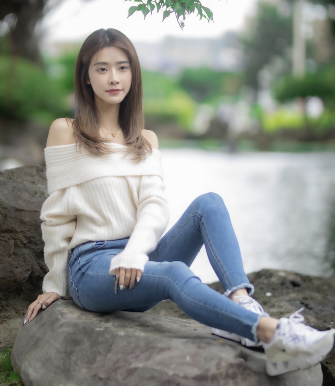 公交车最后一排被多人c 公交车后车座的疯狂的做经过