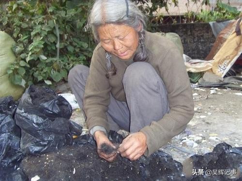 梦见死去的奶奶说没钱了，梦境背后的深层含义与心灵慰藉