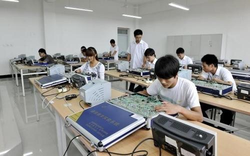 梦境解析，为何你总在梦里被人追赶？——探究经常梦见被人追着跑象征着什么的深层含义