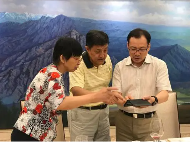 梦境寻踪，寻找逝去外公的深层含义与心灵探索