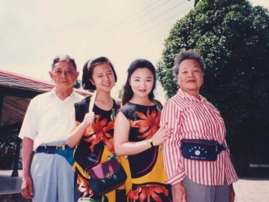 梦见别人腿出血然后弄了我一身，梦境背后的深层含义与解析
