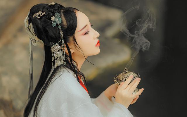 梦回往昔，前男友的婚礼之梦与情感释怀的旅程