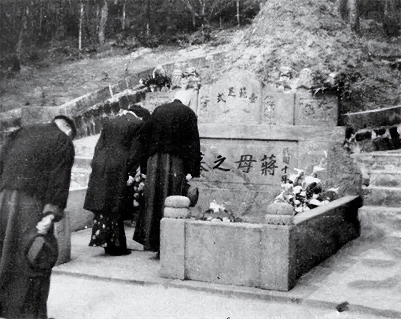 梦境之谜，梦见埋死人没有棺材，是谁也不知道的深层含义
