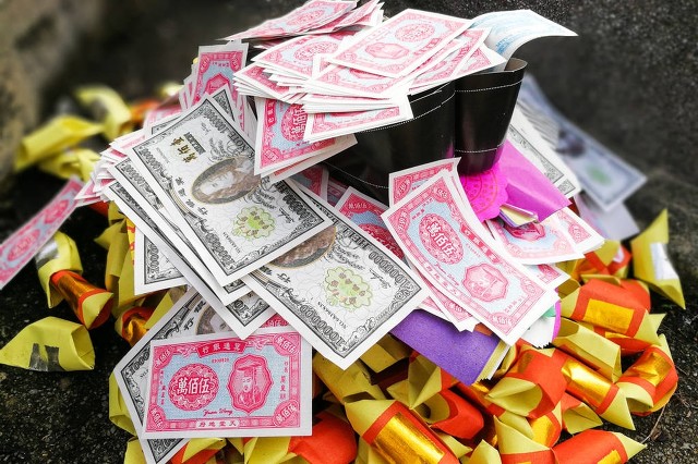 梦境中的陌生与哀思，解析梦见不认识的人死了要我给他烧纸钱的深层含义