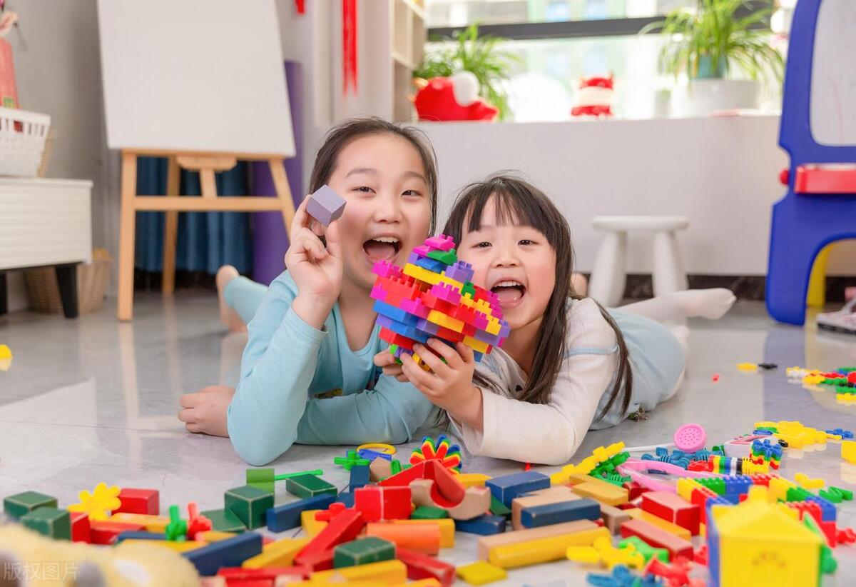 解析梦境中的坠落感，为何你总在梦中摔倒并惊醒？