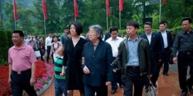 梦境交织，灵堂与现实的交错——解析梦见单位门口街上左右全是别人去世的灵堂，包括自己领导父亲也去世的梦境