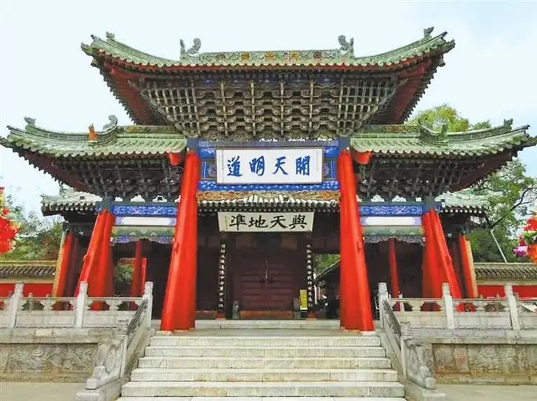 梦见两条小黄蛇在树上，梦境的深层解析与心理暗示