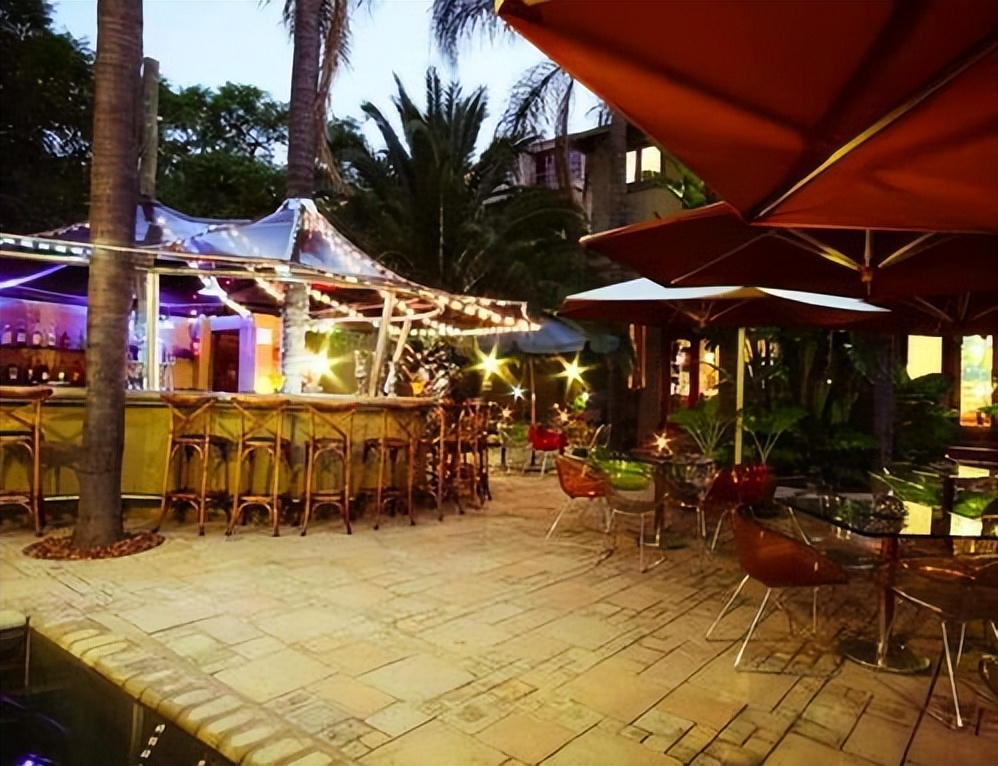 梦境解析，大水涌入屋内，鱼群跳跃——寓意与解读