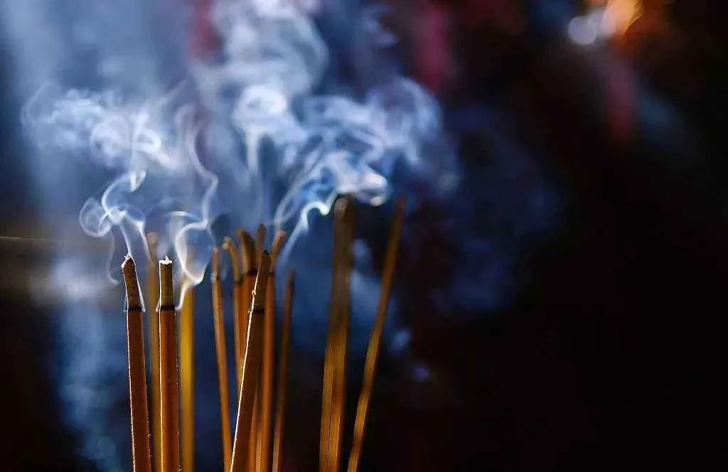 梦境中的香火绵延，解析梦到给死去的人烧香的深层含义