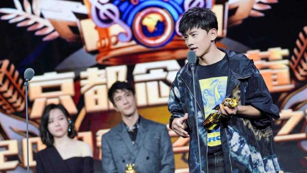 梦境探秘，为何会梦到有人唱歌？