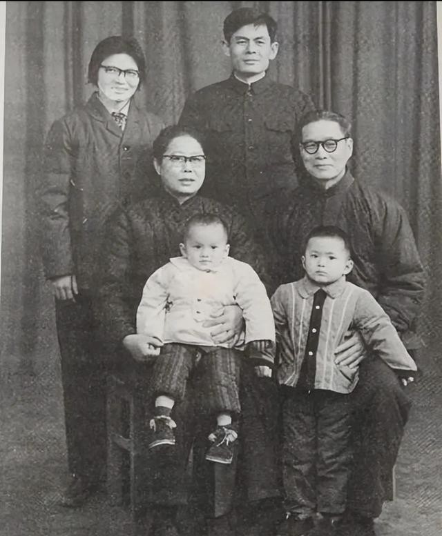 梦回往昔，再见已故父亲，一场关于思念与释怀的梦境解析