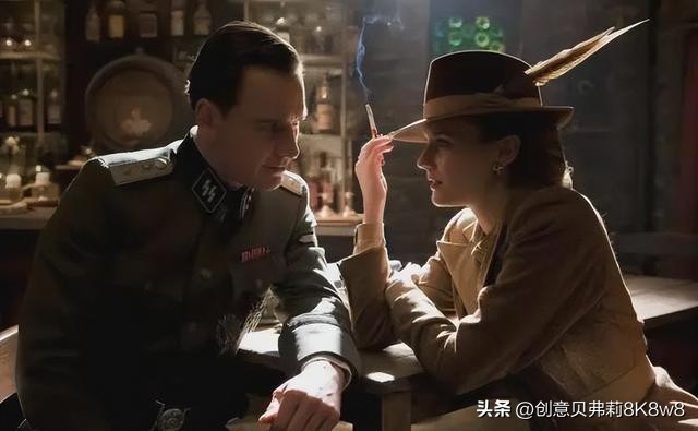 梦境中的自我审视，解析梦到对着照镜子化妆的深层含义