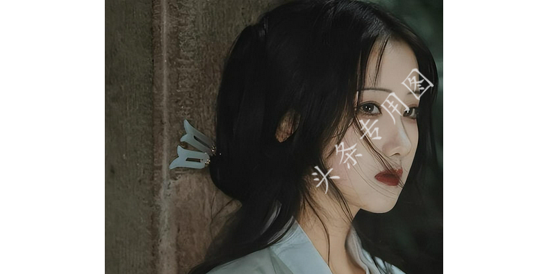 伞下避雨，梦见自己躲在伞下的深层预兆与心理解析