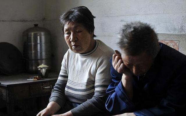 周公解梦，梦见亲人与他人共打麻将的深层含义与解析