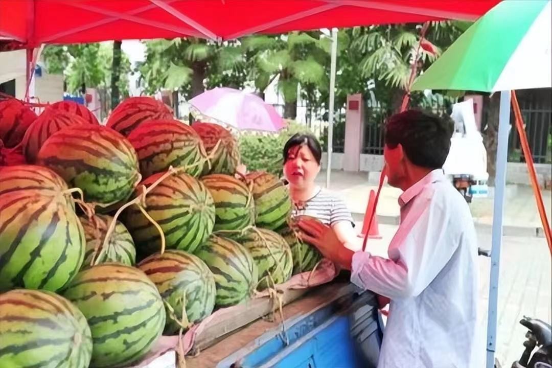 周公解梦，梦见西瓜砸人，寓意何在？