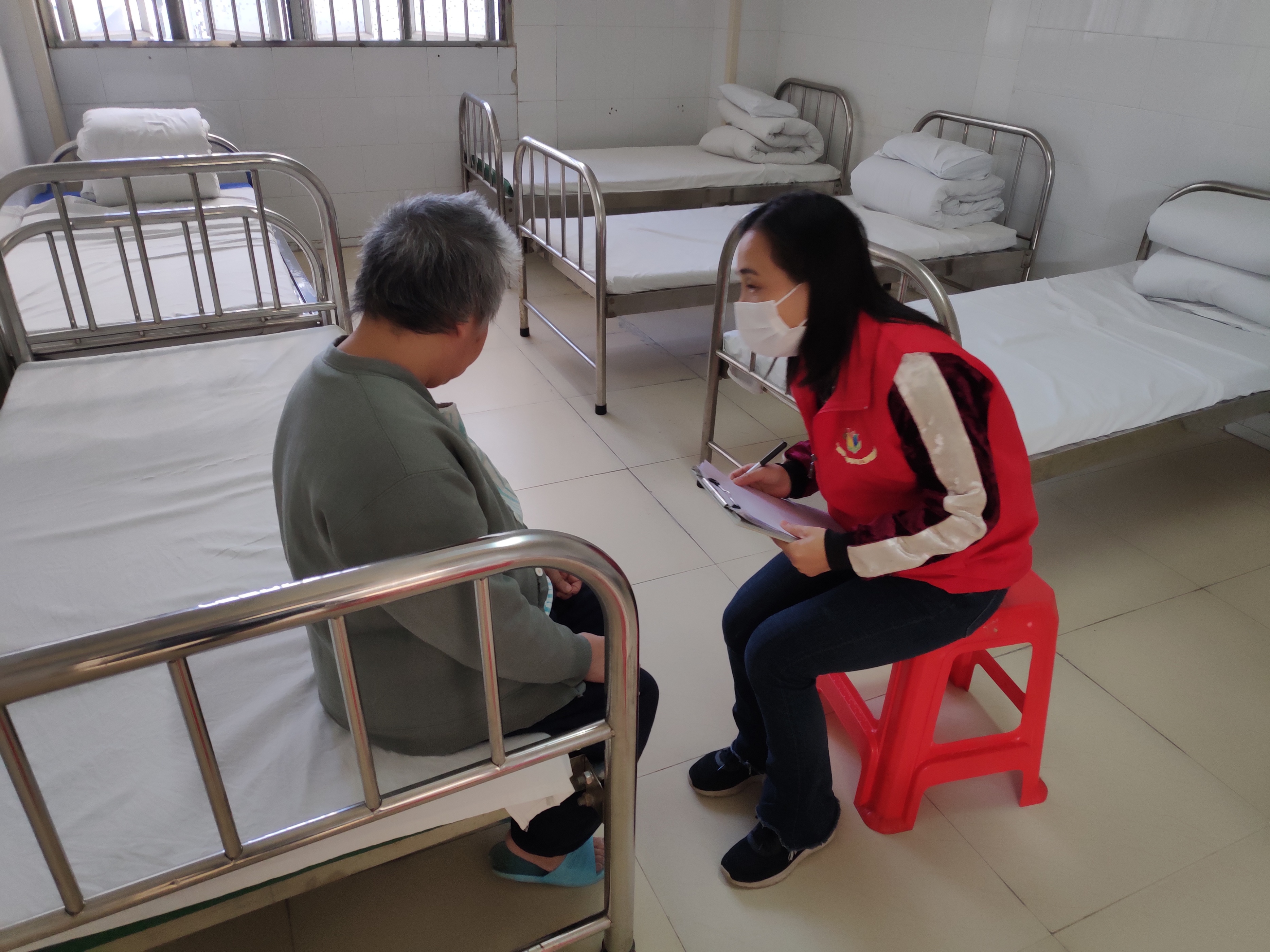 梦境中的温情传递，解读梦见死去的亲人给自己钱和证件的深层含义