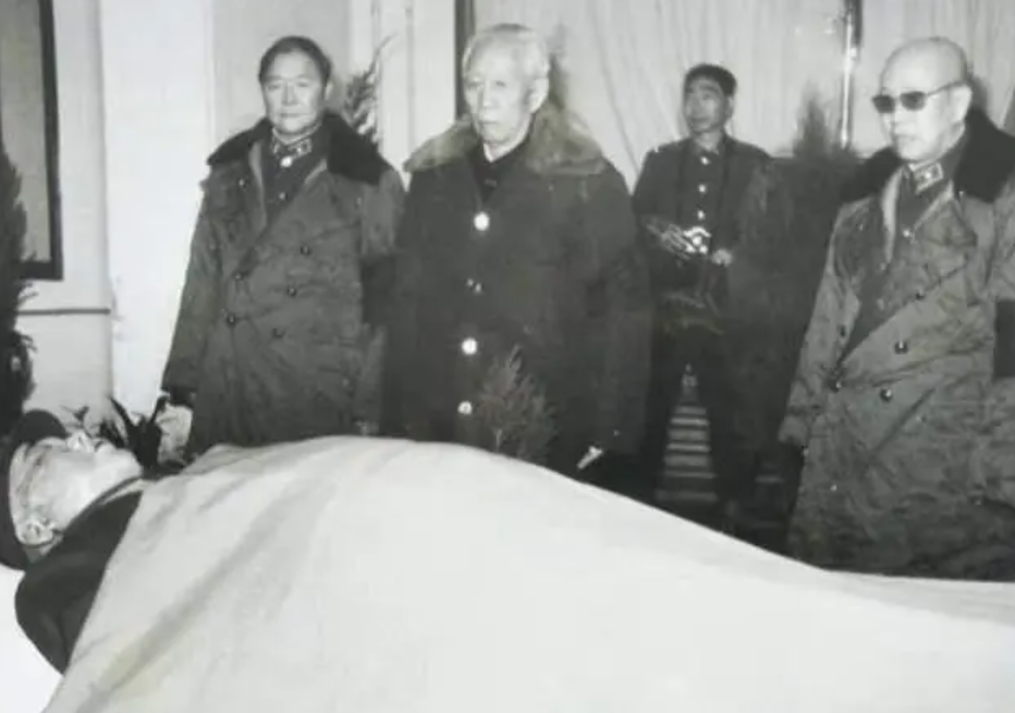 梦回亲人安息地，门前棺材露玄机，解读梦境中的深层寓意