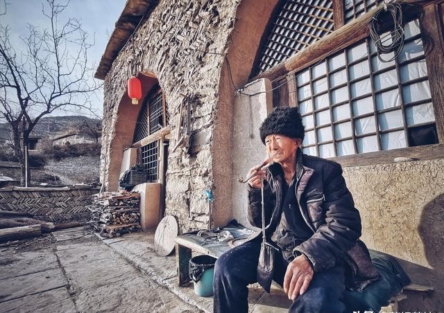 梦境中的矛盾象征，解析梦到一边吃鸡蛋一边扔鸡蛋的深层含义