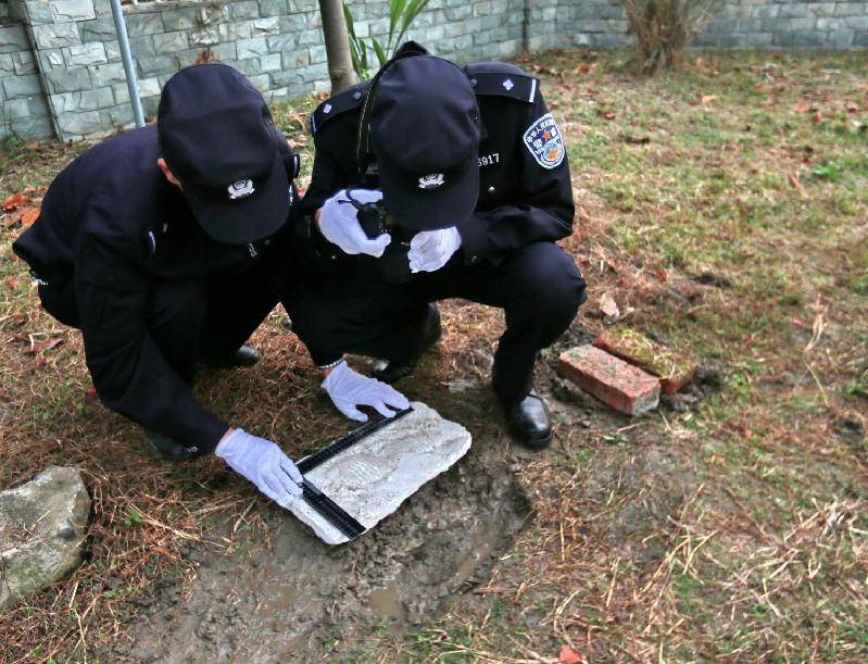 梦境的割裂与救赎，解析谁会解梦昨晚梦到自己拿刀砍断自己的手后又后悔的深层含义
