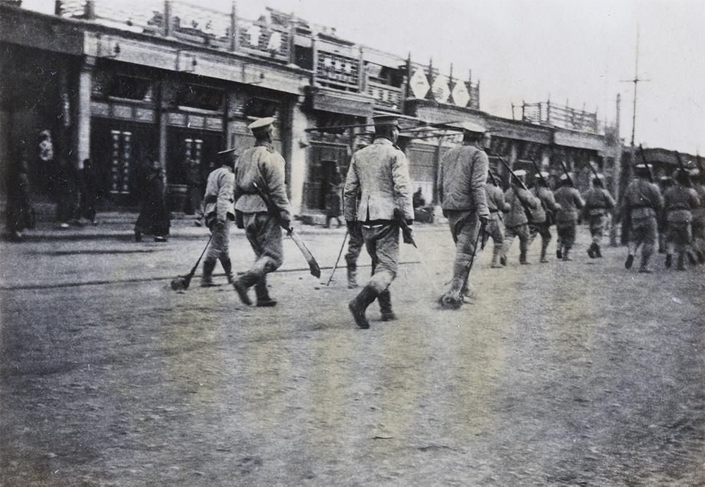 梦境的迷雾，解析梦到妈妈哭了，自己流鼻血，家中遭遇抢劫的深层含义