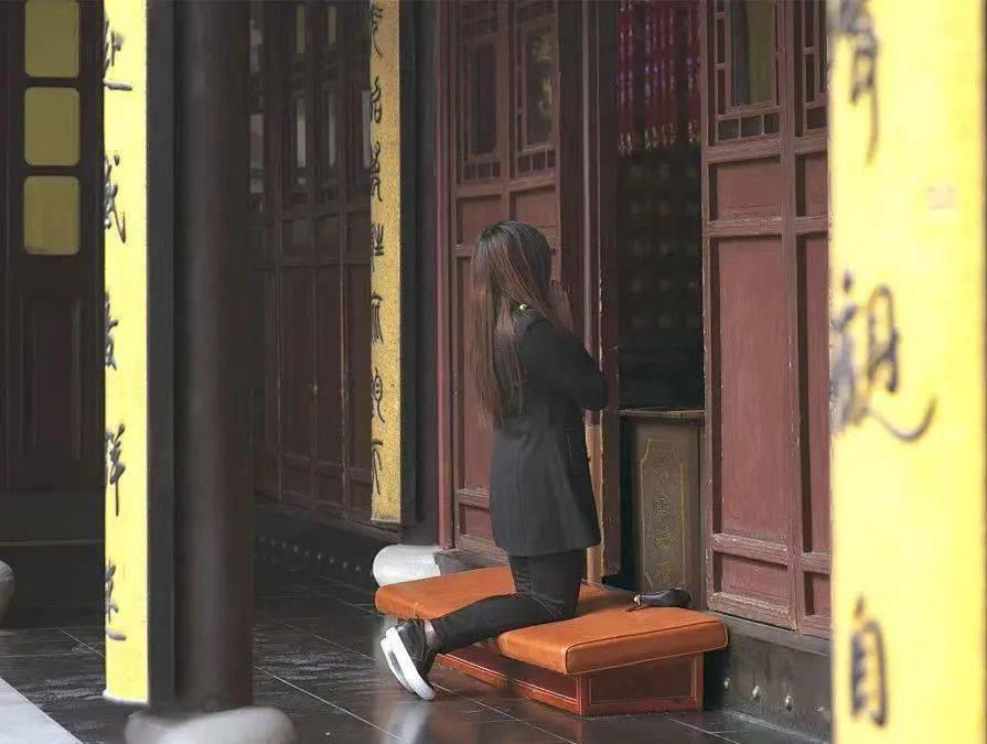 梦见死后亲人变活，梦境背后的深层含义与心理解析