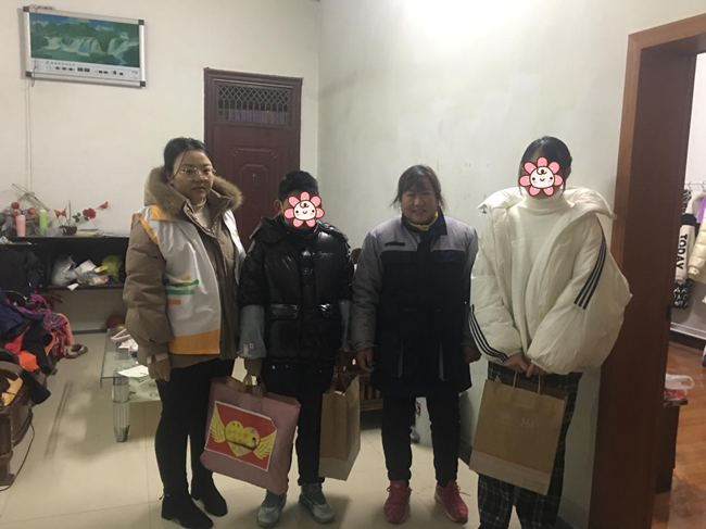 梦境中的温情，解析梦到过世的奶奶与爷爷抱着女儿的寓意