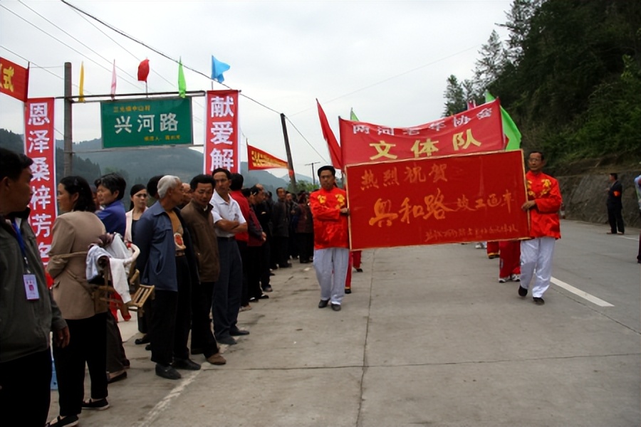 梦境中的温情瞬间，梦见妈妈要摔倒，我及时扶住