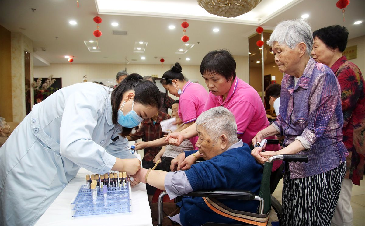 梦魇之火，财富与安全的隐喻——解析梦见大火烧我家房子最后被扑灭，我在家中放钱冒火取出的梦境