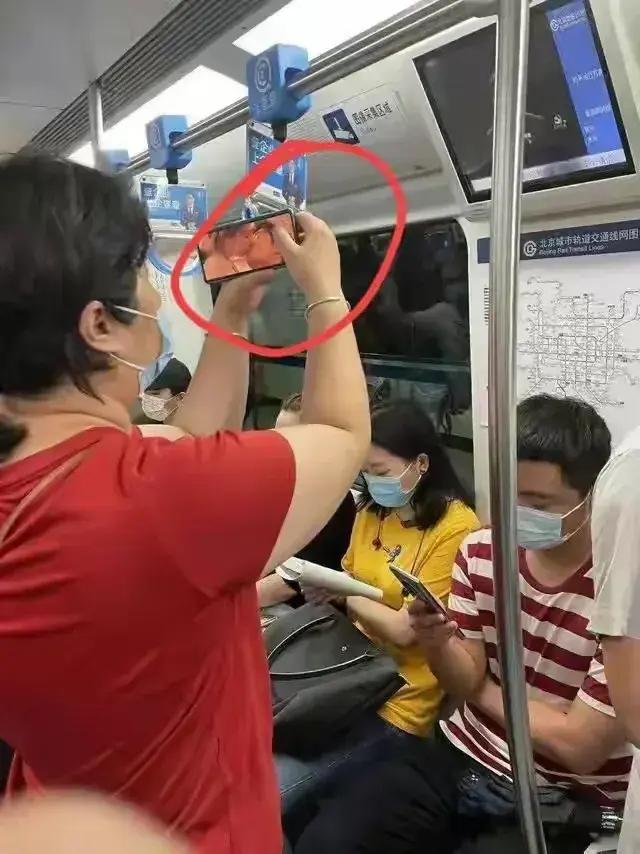 梦境中的公交车之旅，探索内心归家的渴望与孤独