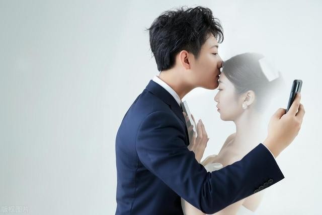 梦境解析，当做梦梦到女朋友跟别人相亲时，心灵的微妙信号与情感的真实映射