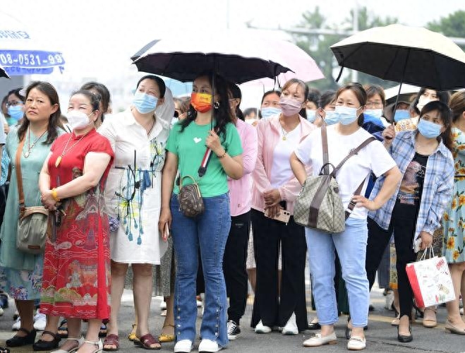 梦境探秘，大黑熊在家门口的惊悚意象——解析梦见大黑熊要冲进来咬我的深层含义