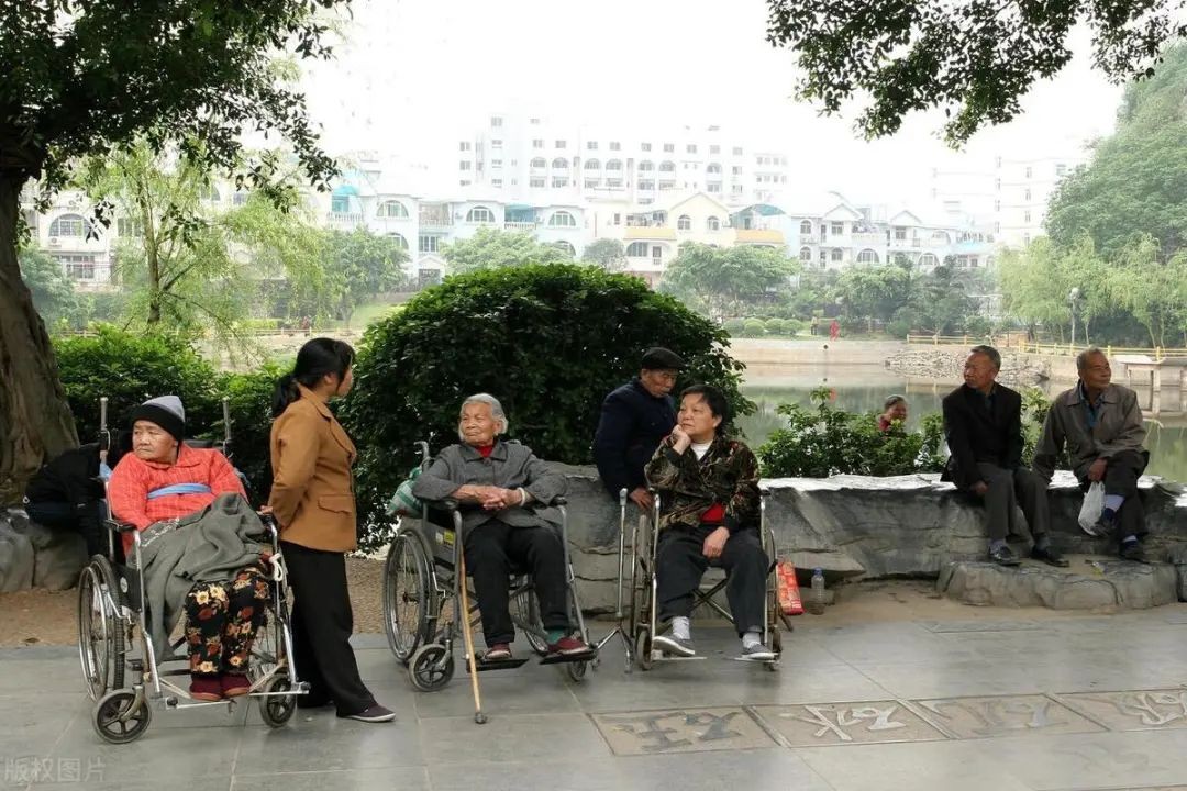 梦境中的温情纽带，解读梦见逝去的亲人之谜