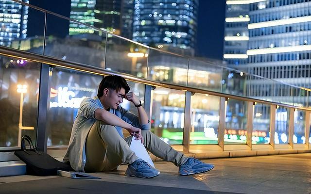 雨幕下的自我庇护，解读梦见下大雨撑伞的深层含义
