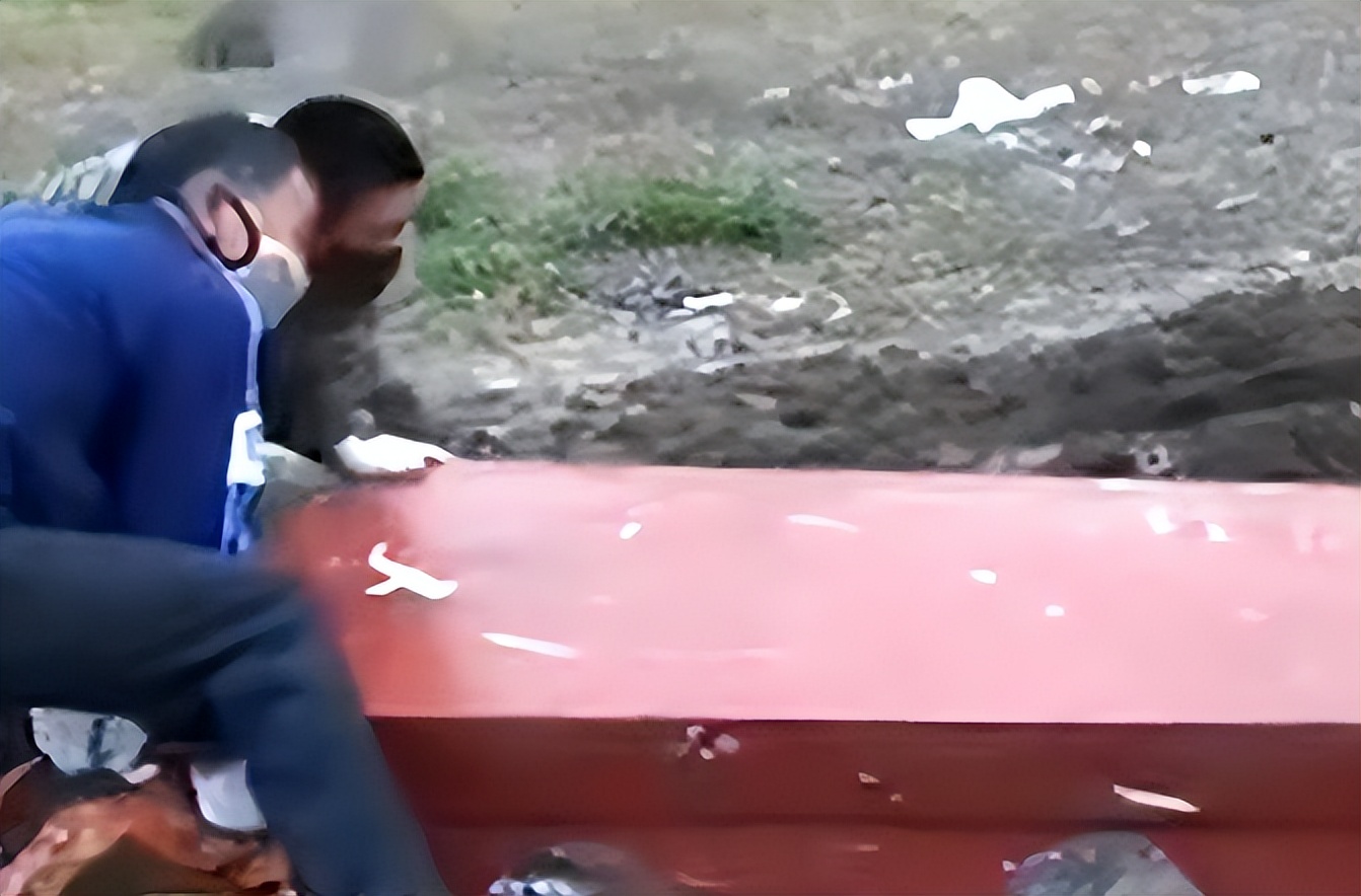 求解梦，梦见在楼上看到空棺材，后见内有死人